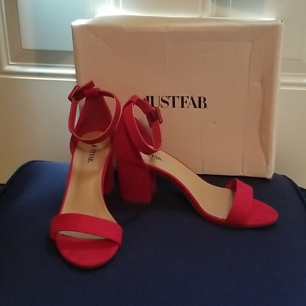 Cute strappy pumps!